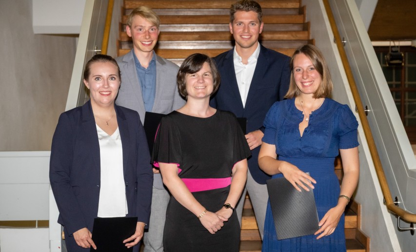 von links: Lea Nikel (Universität Bochum), Nils Janssen (Universität Bremen), Dr. Verena Weidmann (VCI), Maximilian Traub (IPN Kiel), Mareile Berg (CAU Kiel) © GDCh / Tobias Büttner