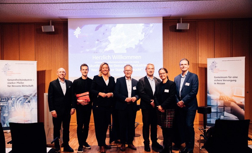 Politischer Abend der IGH in Berlin (v.l.n.r): Der hessische Minister für Bundesangelegenheiten und Entbürokratisierung, Manfred Pentz, Bundestagsabgeordneter Matthias Mieves (SPD), die hessische CDU-Fraktionschefin Ines Claus, Bundestagsabgeordneter Erwin Rüddel (CDU), TK-Arzneimittelexperte Tim Steimle, ACHSE-Geschäftsführerin Mirjam Mann und Lilly-Geschäftsführer Dr. Alexander Horn. © IGH