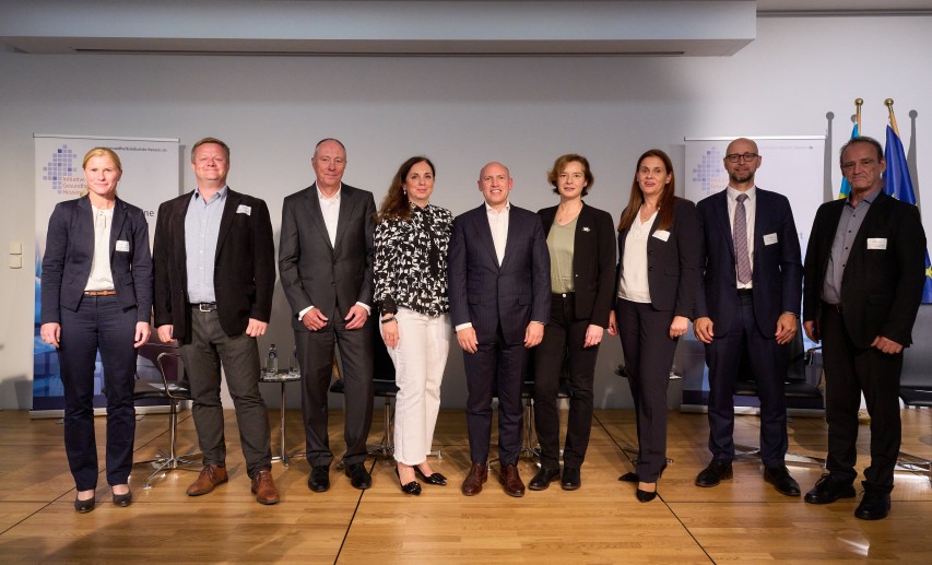 Auf dem Foto v.l.n.r.: Martina Schneider (Chief of Staff CSL Innovation GmbH), Prof. Dr. Gert Bange (Vizepräsident der Philipps-Universität Marburg), Dr. Sönke Bästlein (CFO Vivlion GmbH), Dr. Sylvia Wojczewski (CEO und Mitgründerin der BioSpring GmbH), Manfred Pentz (Hessischer Minister für Bundes- und Europaangelegenheiten, Internationales und Entbürokratisierung), Sandra Parthie (Leiterin des IW Köln Büros in Brüssel), Dr. Sonja Steppan (Vice President und Head of Research Office Technology & Innovation Fresenius SE & Co. KGaA), Rainer Becker (Direktor DG SANTE.D, Medizinische Produkte und Innovation) und Dr. Ricardo Gent (Geschäftsführer Deutsche Industrievereinigung Biotechnologie). © IGH