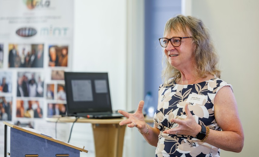 Heike Blaum, bildungspolitische Referentin des VCI Hessen, gratulierte Sabine Stuhlmann zu 20 Jahren Ehrenamt. © Thomas Rosenthal / Sabine Stuhlmann 