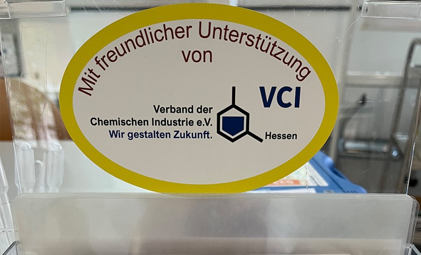 Die Workshops sind von Mitarbeitenden des Chemikum Marburg mit langer Erfahrung in der Wissenschaftskommunikation erarbeitet worden. Der VCI Hessen unterstützt die breitgefächerten Angebote und das weittragende Konzept. © Chemikum Marburg
