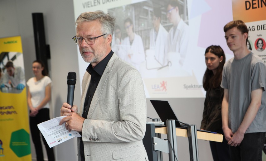 VCI Hessen-Geschäftsführer Gregor Disson lobt als Jurymitglied im Rahmen der Abschlussfeier das herausragende Engagement der Teilnehmenden. © Zentrum für Chemie, Bensheim