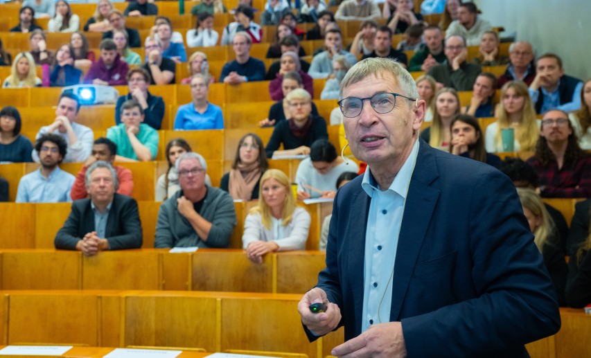 Voller Hörsaal an der Philipps-Universität Marburg: Der ehemalige Präsident des Paul-Ehrlich-Instituts, Prof. Dr. Klaus Cichutek, erläuterte die Aufgaben und Verantwortlichkeiten des Bundesinstituts für Impfstoffe und biomedizinische Arzneimittel. © IGH