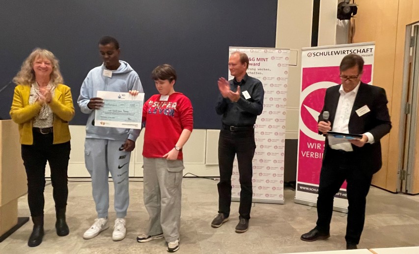 Auszeichnung der Carl-Strehl-Schule mit einem Sonderpreis vom VCI Hessen anlässlich der 20. MINT-Messe. © Heike Blaum / VCI Hessen