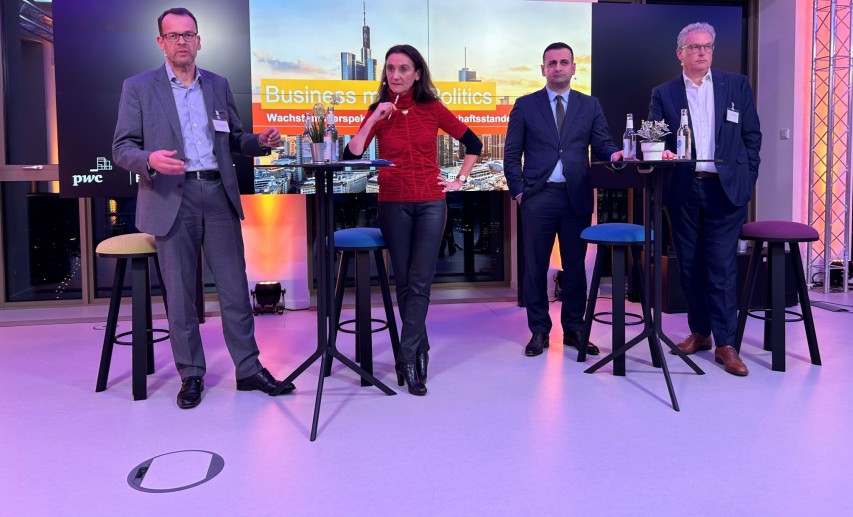 Der VCI Hessen Vorsitzende Dr. Joachim Kreysing, Moderatorin Corinna Freudig von PwC, FDP-Generalsekretär Bijan Djir-Sarai und der Frankfurter PwC-Standortleiter Dr. Bernd Roese (v.l.n.r.) auf der Veranstaltung „Business meets Politics“ in Frankfurt. © VCI Hessen