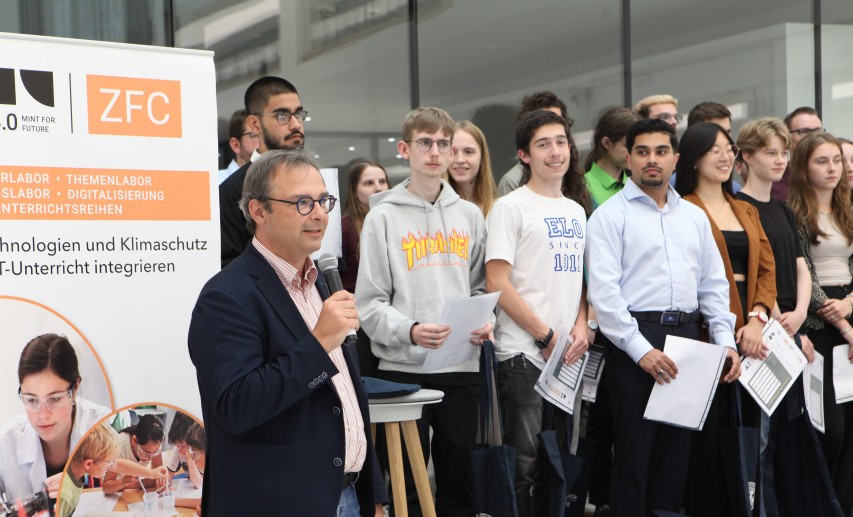 Verabschiedung der Erfinderlabor-Teilnehmenden durch Dr. Christof Wegscheid-Gerlach, Mitglied im Direktorium des Chemikum Marburg.