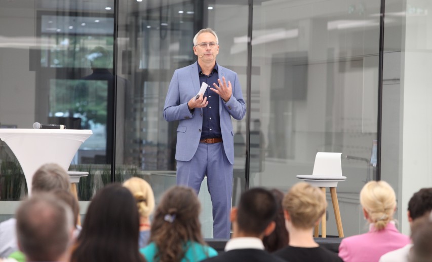 Dr. Thomas Schneidermeier, Vorstand des ZFC, Leiter des MINT-Zentrums Bensheim © Zentrum für Chemie, Bensheim