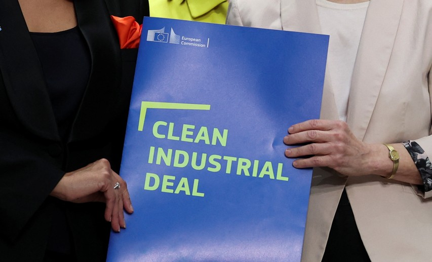 Ursula von der Leyen, Präsidentin der Europäischen Kommission, und Ilham Kadri, Präsidentin von Cefic sowie Geschäftsführerin von Syensqo, präsentieren den „Clean Industrial Deal“. © REUTERS/Yves Herman