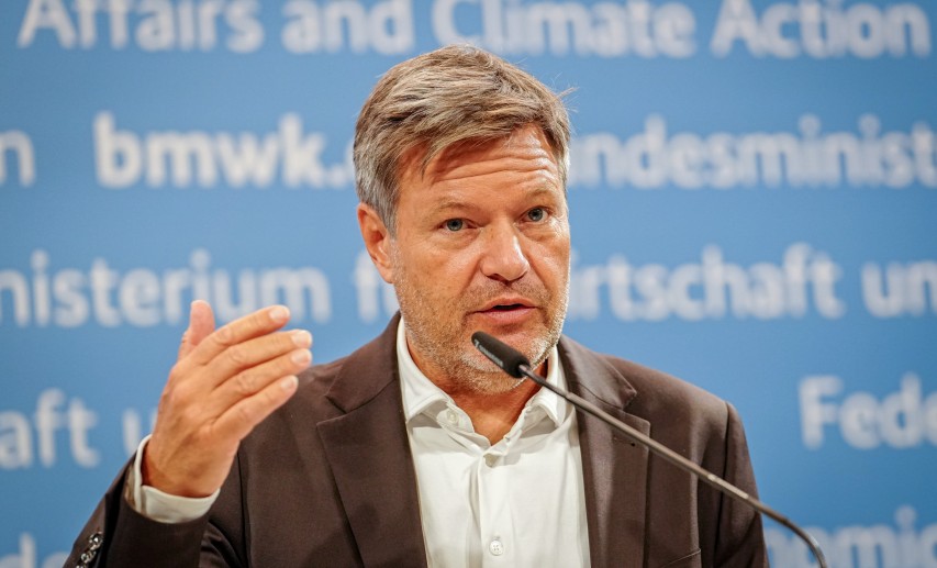 Bundeswirtschaftsminister Habeck stellte am 23. August 2024 die neue Förderrichtlinie „Bundesförderung Industrie und Klimaschutz“ vor. Sie soll insbesondere mittelständischen Unternehmen den Weg zu einer nachhaltigen Produktion ebnen. © picture alliance/dpa